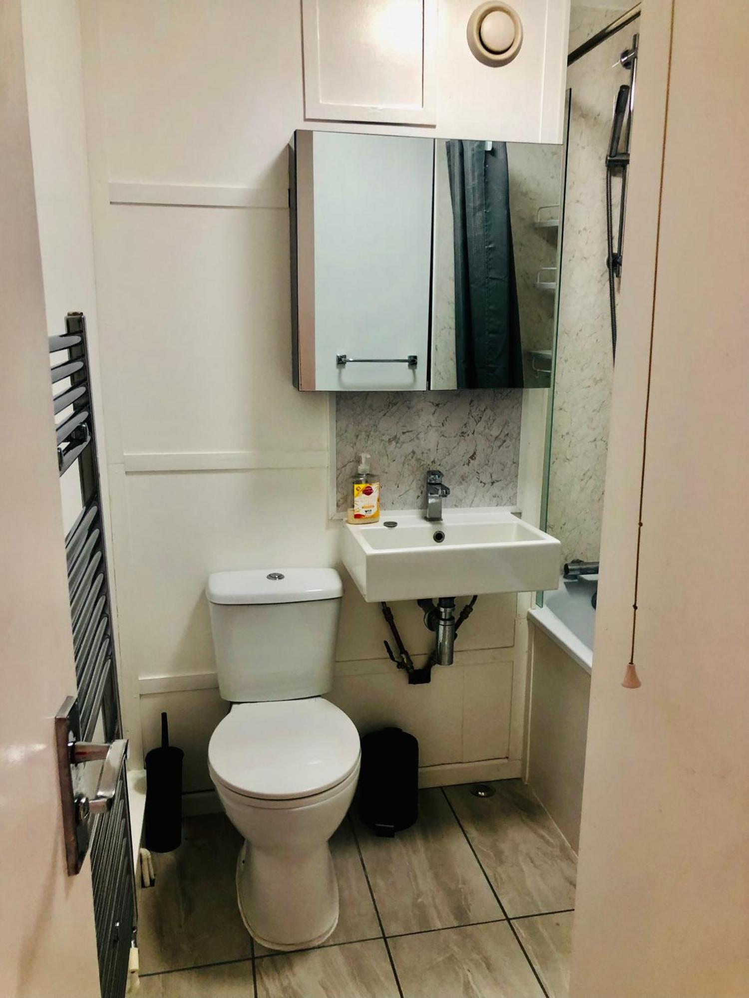 Spacious 4 Bedroom 20 Min To * Londen